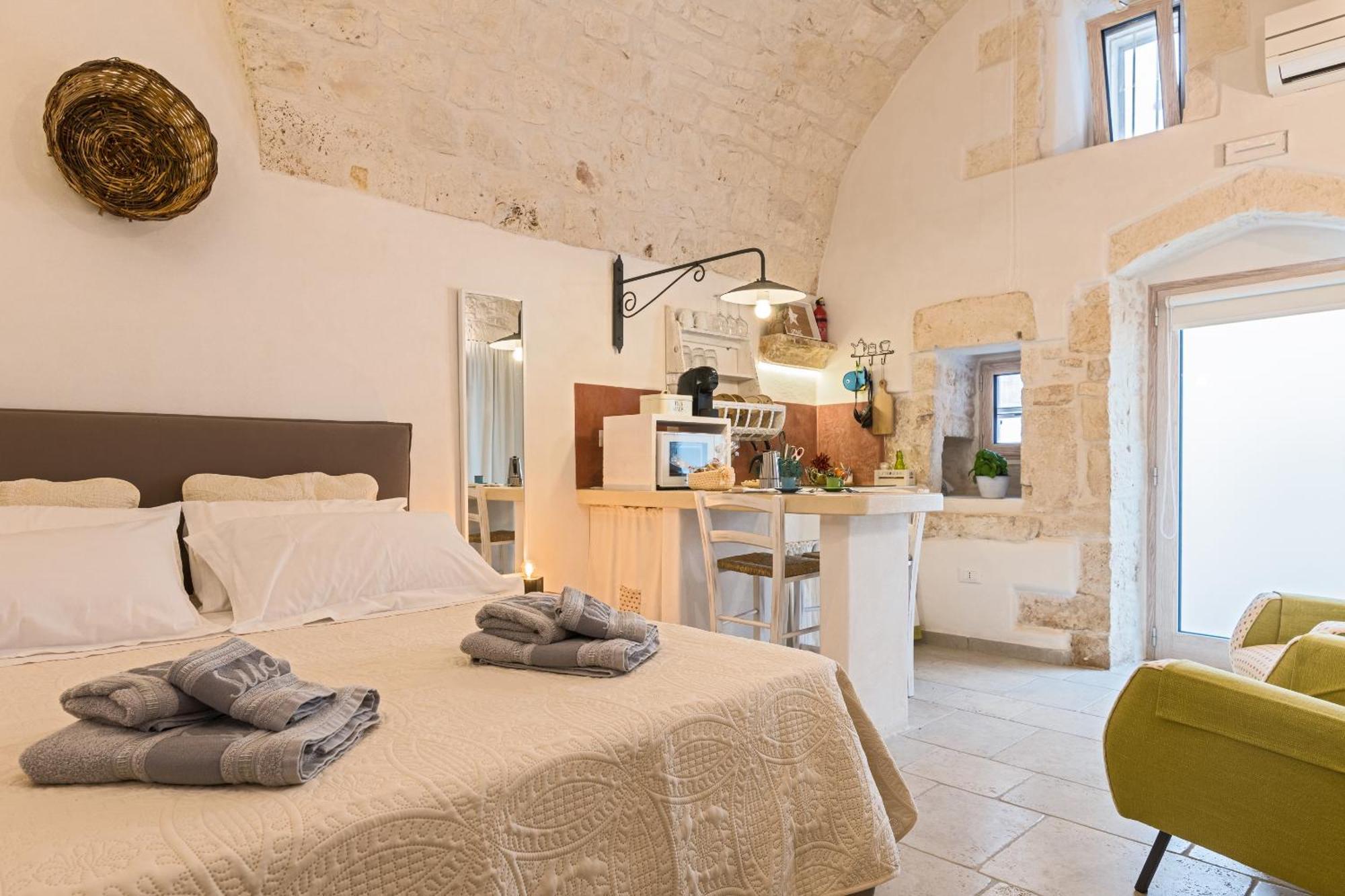 White House Flats & Studios Ostuni Habitación foto